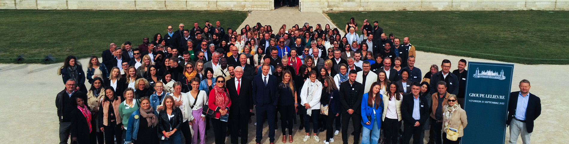 Notre groupe fêtant ses 70 ans à Chambord, avec tous les collaborateurs